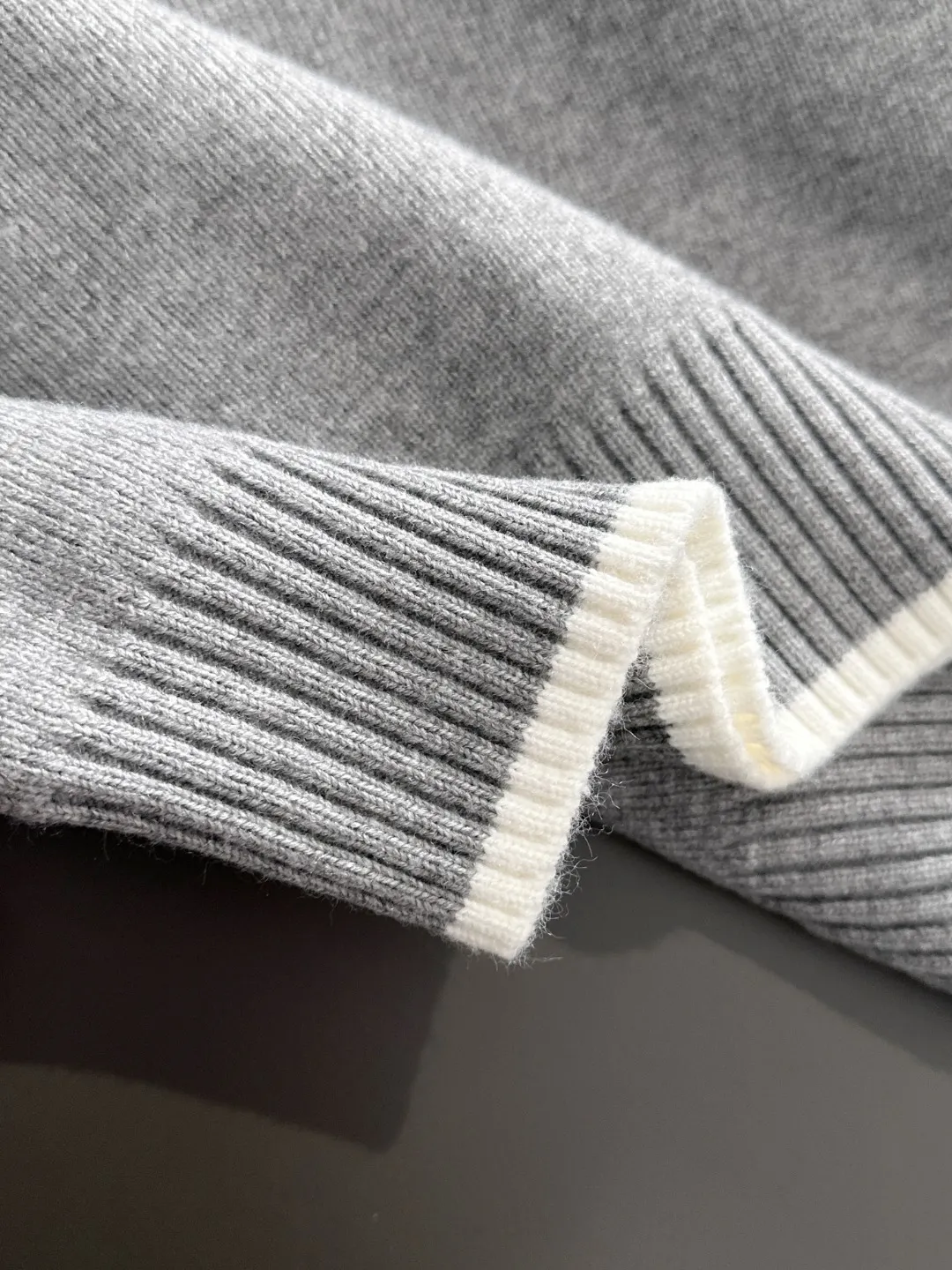 Next day shipping P360 Big Goose 2025 official website latest winter sweater, popular items are on sale at the counter simultaneously! Specially made of wool blended fabric. It feels comfortable and can be directly in contact with the skin. The logo badge is exquisitely embroidered, which is extremely eye-catching! The details highlight the fashionable charm of big brands. Exquisite workmanship. Three-dimensional cutting style. The wearing effect is invincible and handsome! All three standards are complete! Size: M-2XL